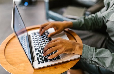 노트북 타이핑하는 사진