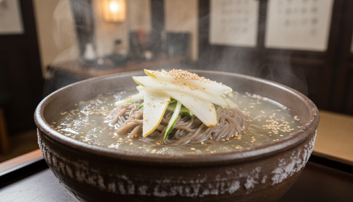 강원도 전통 방식의 구수한 메밀 막국수와 동치미 육수 상세 컷