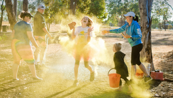 아이 놀이중심 교육중인 부모의 모습 이미지