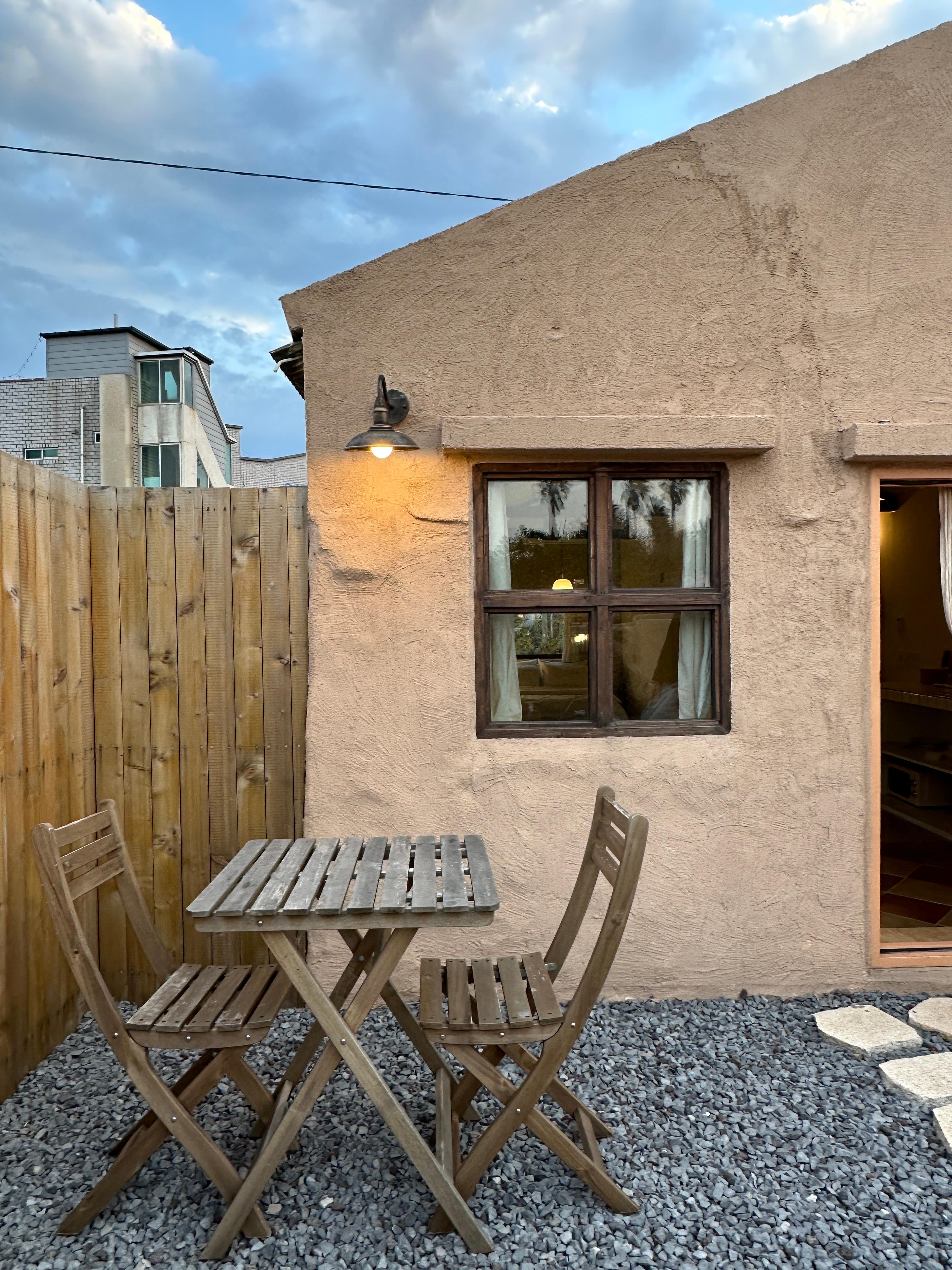 온담 작은채 외부 테이블