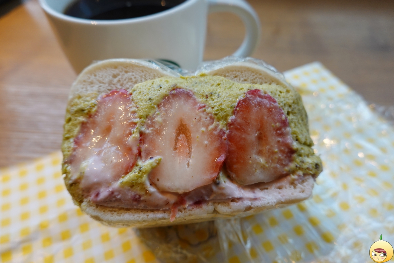 투떰즈업의 피스타치오딸기 샌드베이글 단면