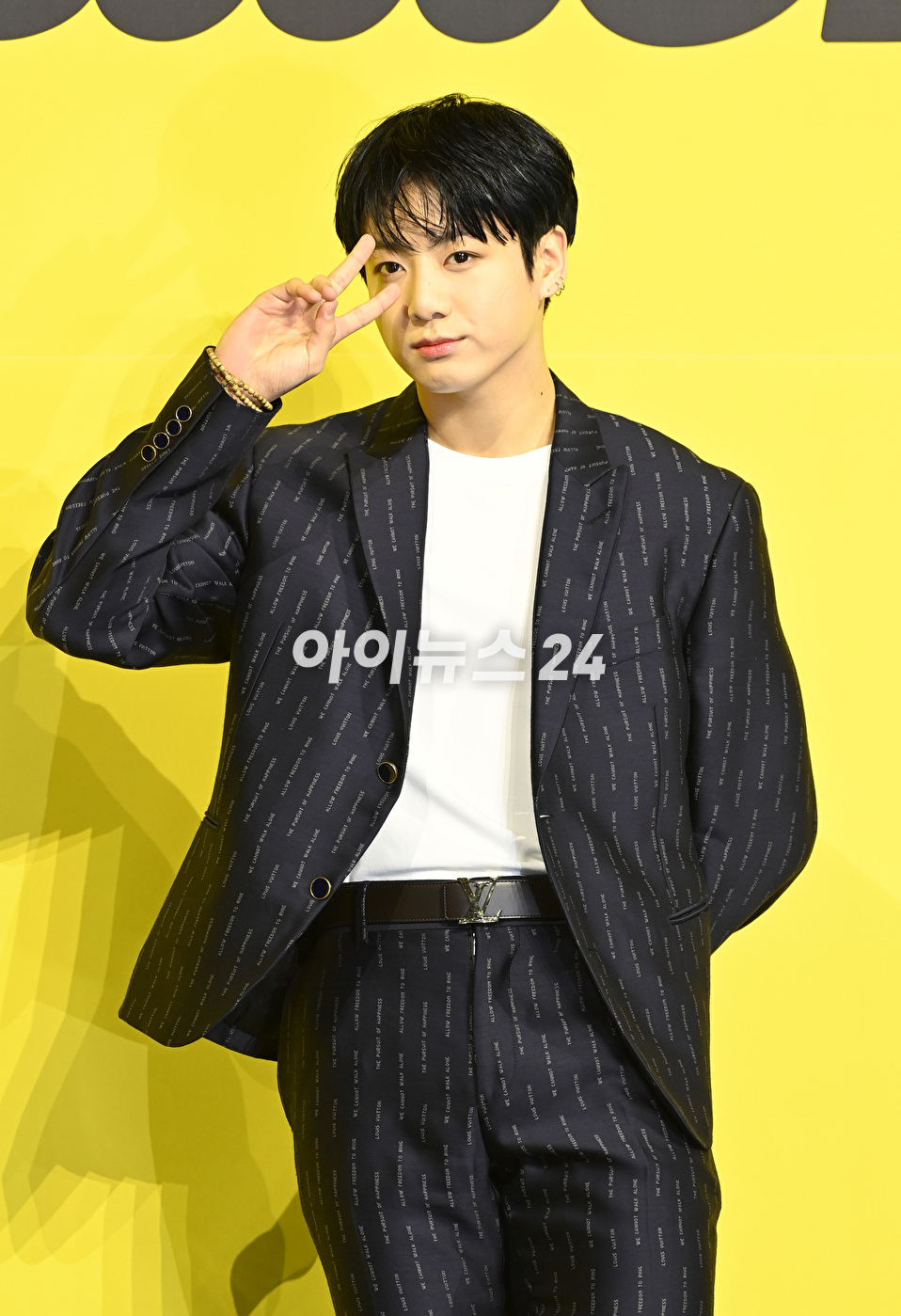 방탄소년단(BTS) 새 디지털 싱글 'Butter' 발매 기념 글로벌 기자간담회가 21일 오후 서울 송파구 방이동 올림픽공원 올림픽홀에서 열렸다. 방탄소년단 정국이 포토타임을 갖고 있다.