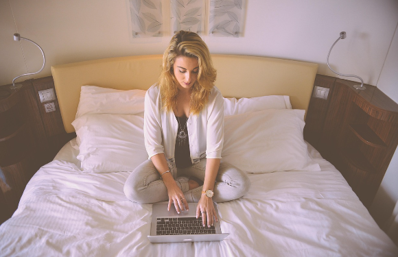 PC 화면에 뜬 QR 코드를 스마트폰 카메라로 스캔하여 연결을 시도하는 모습