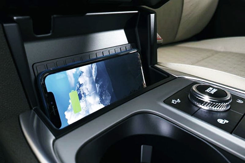 차량에 있는 무선충전기 사진