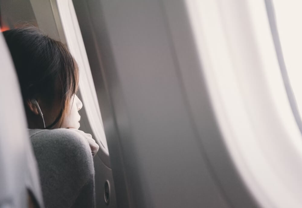 창밖을 바라보는 소녀