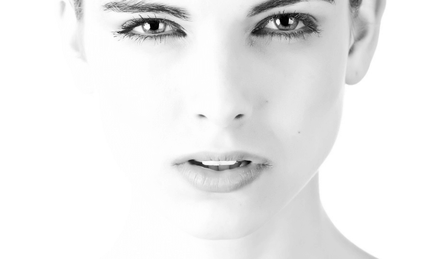 각질이 생기는 이유를 살펴보고 있는 미인