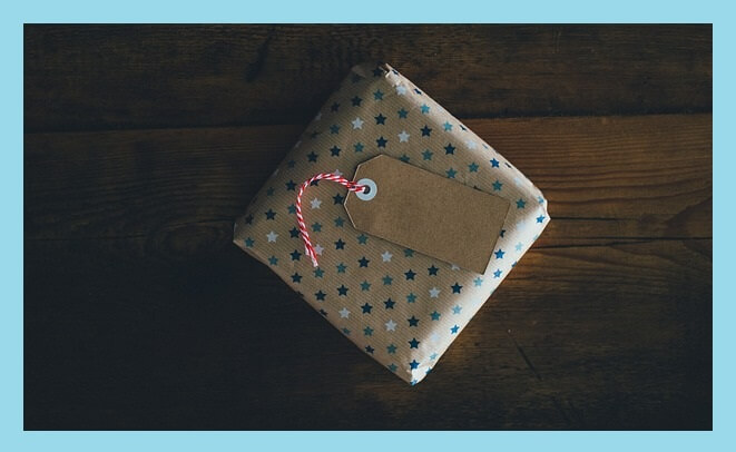 탁자-위-선물상자