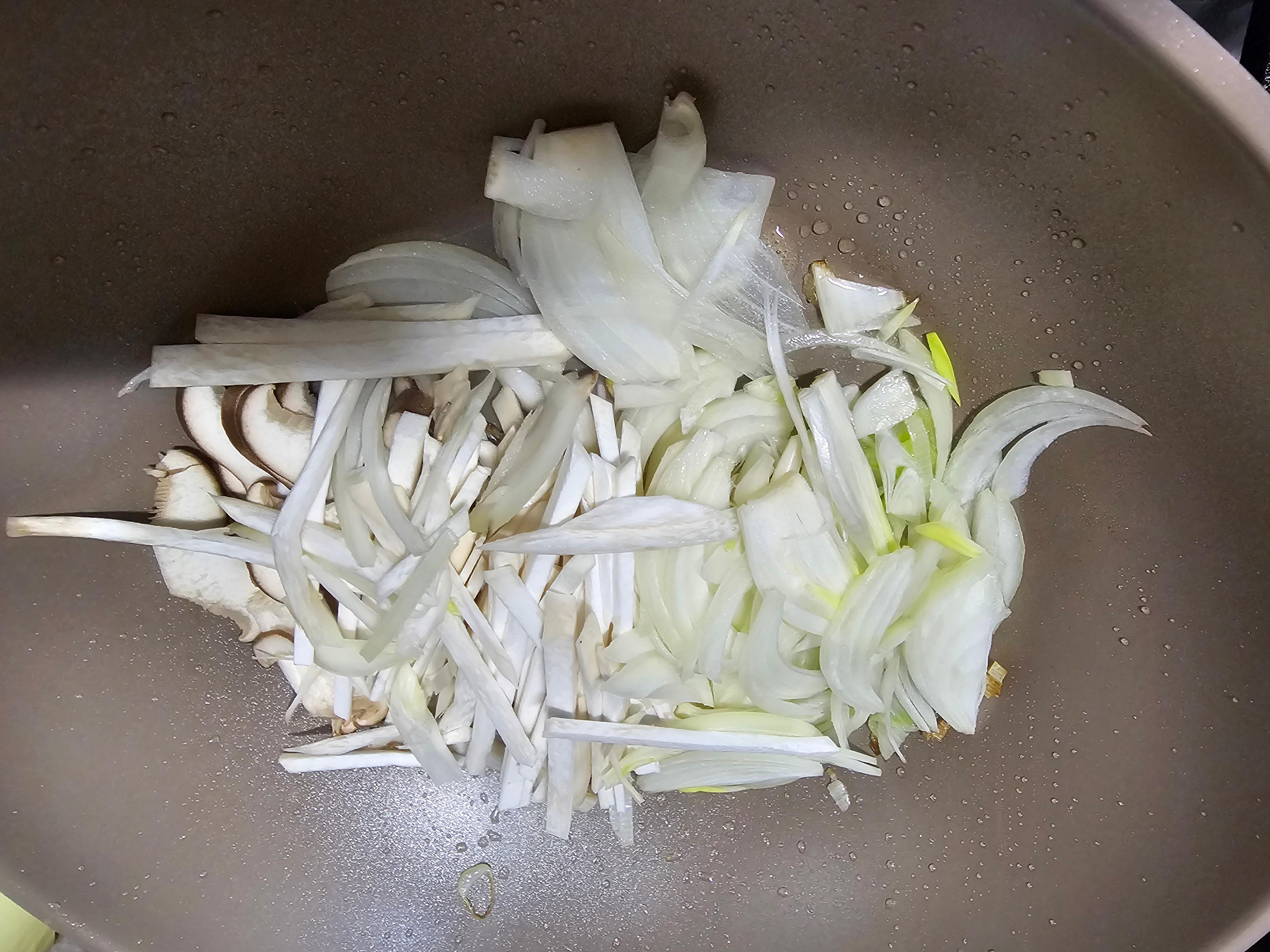 채소 넣고 볶기