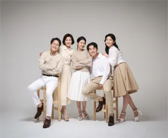 가족 사진 기념일 실내 조명 반사판 따뜻하게 찍기_2