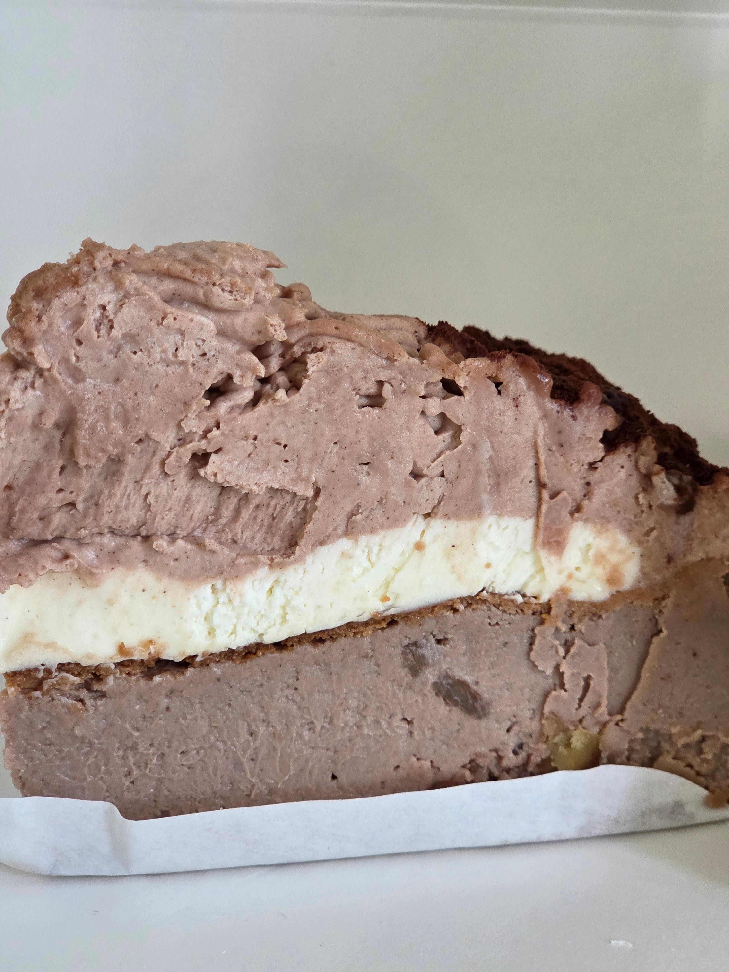 스타벅스 마롱 몽블랑 치즈 케이크 단면으로 밤 크림과 치즈 층이 겹겹이 보이는 모습