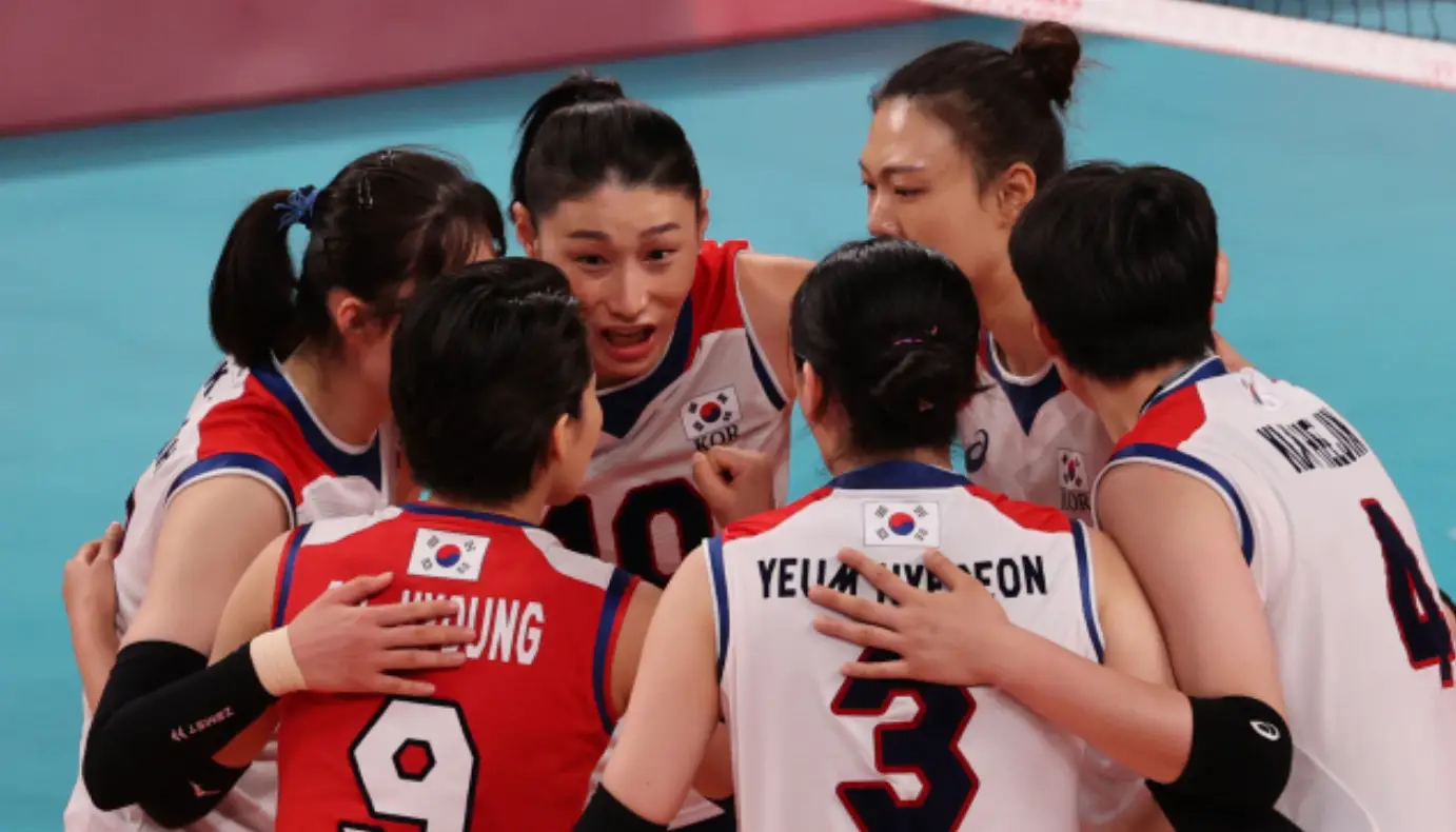 흰옷을 입고 동료선수들과 모여 기뻐하는 김연경