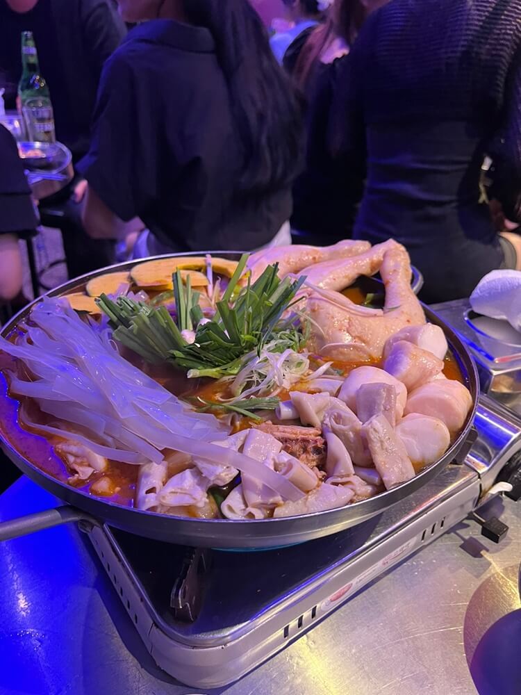 각종 채소가 들어가 있는 곱도리탕