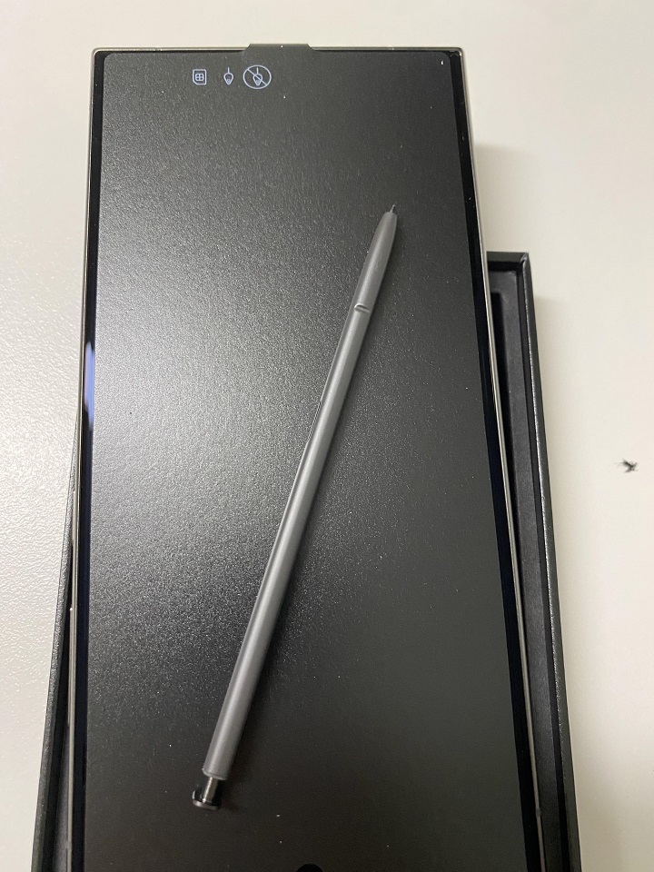 포장된-핸드폰-위-핸드폰-펜슬