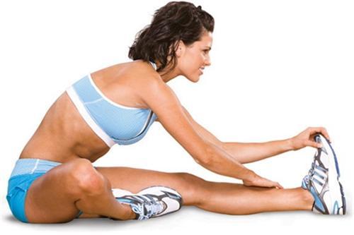 햄스트링 스트레칭 하는 모습