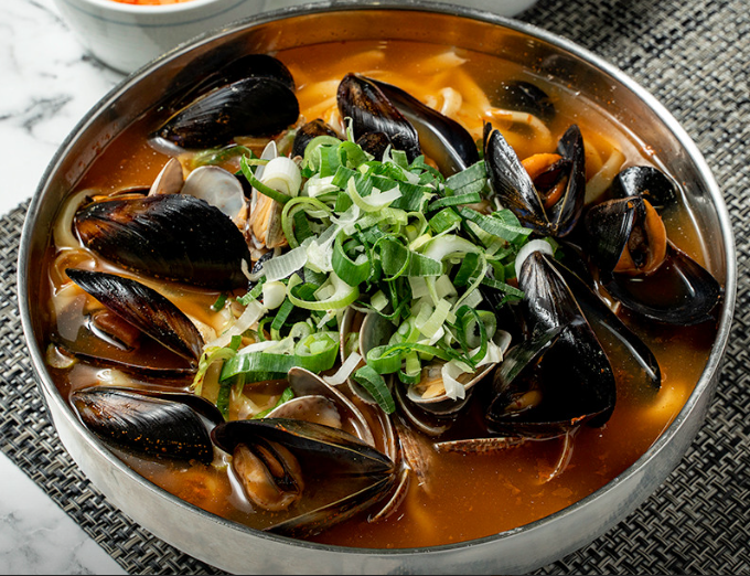 생생정보 인천 가격파괴WHY 9900원 닭한마리칼국수 정보 남동구 육해공생칼국수