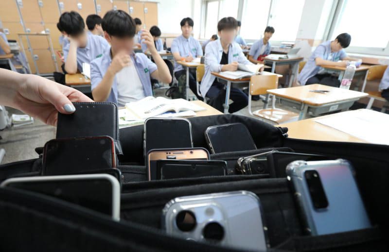 Smartphone use is prohibited during lessons.