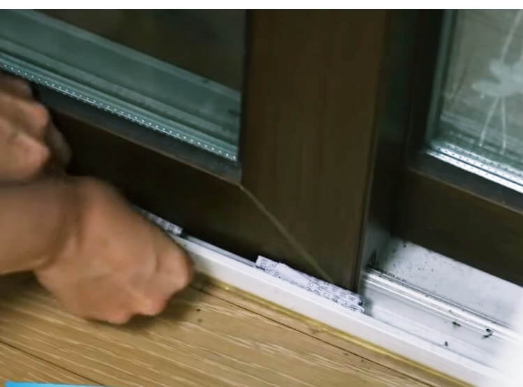 신문지등으로 창문 고정하기