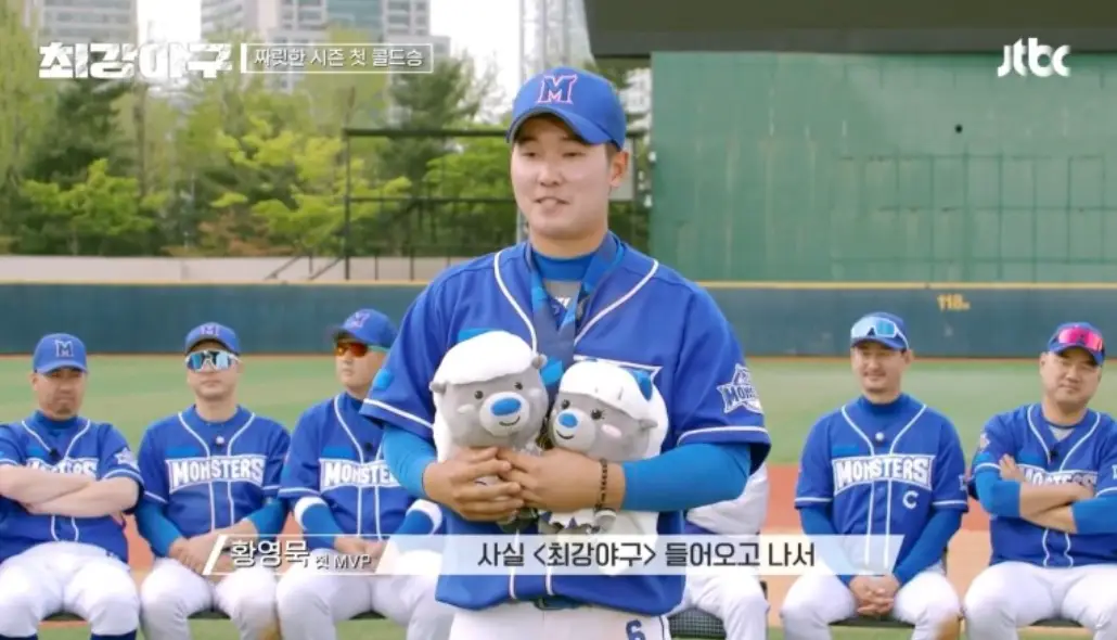 파란유니폼 인형2개를 들고 웃고있는 황영묵