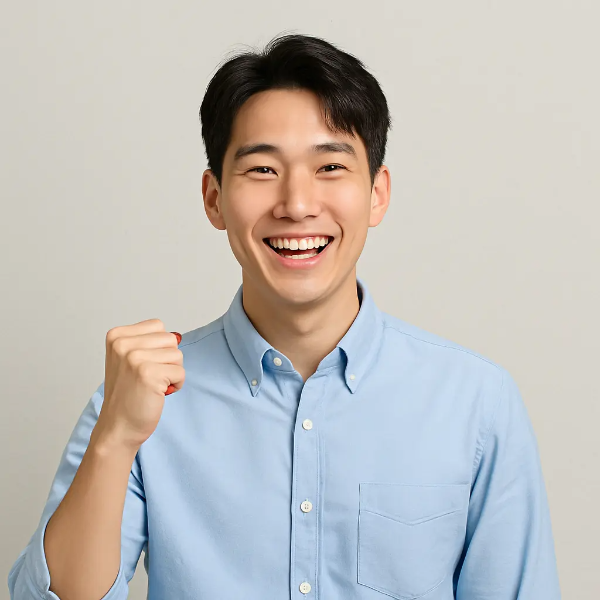 밝은 표정으로 주먹을 쥐고 자신감 있게 웃는 청년 남성의 텍스트 없는 인물 이미지