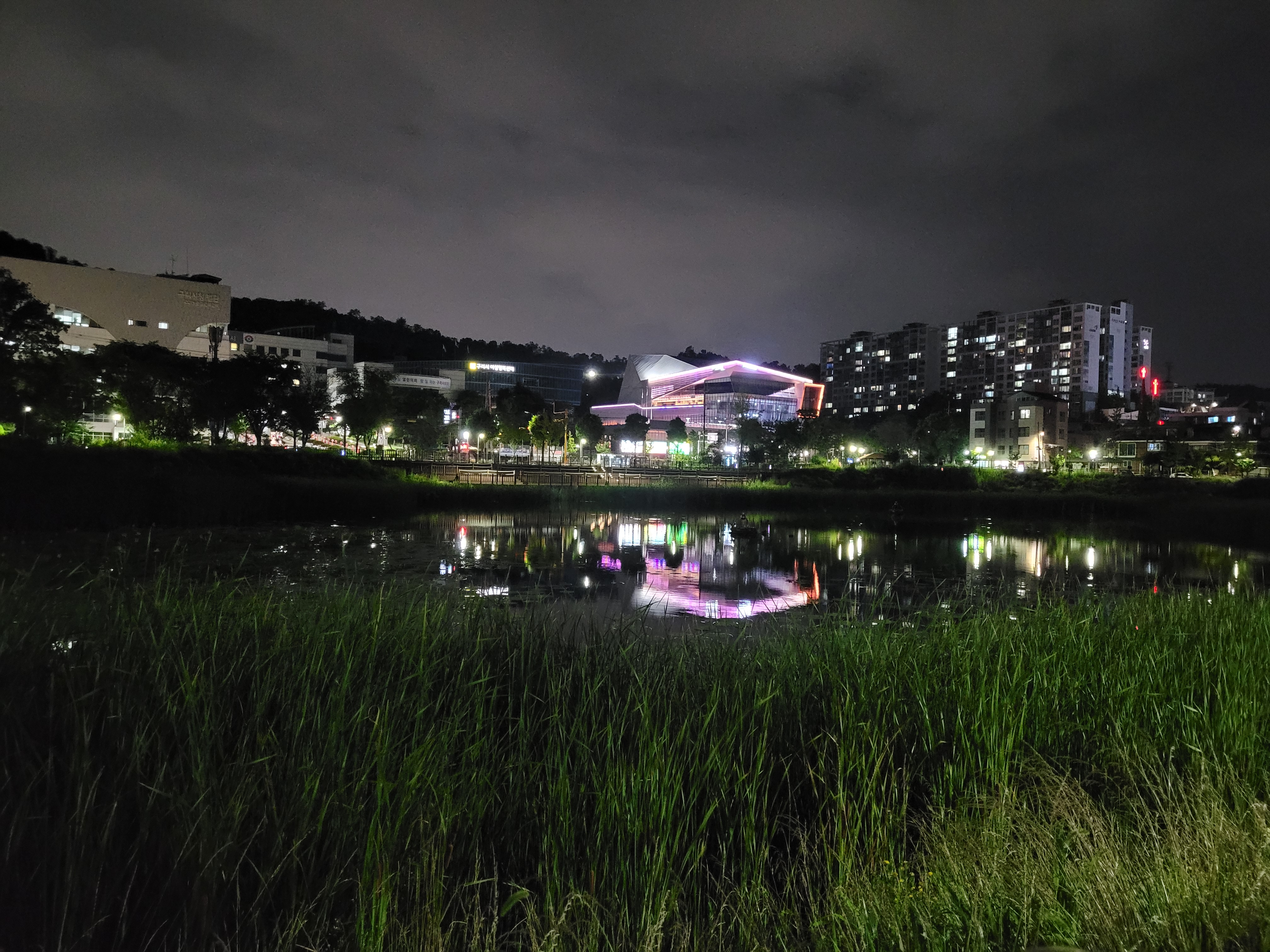 멀리 구리문화원이 보이는 이문안호수공원