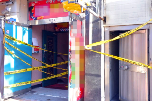 광주 북구 두암동 한 미용실 화재현장 입구에 경찰이 출입통제선을 쳐 놓았다. 이날 오전 0시57분쯤 불이 난 이 미용실에서는 60대 여주인이 숨진 채 발견됐다.