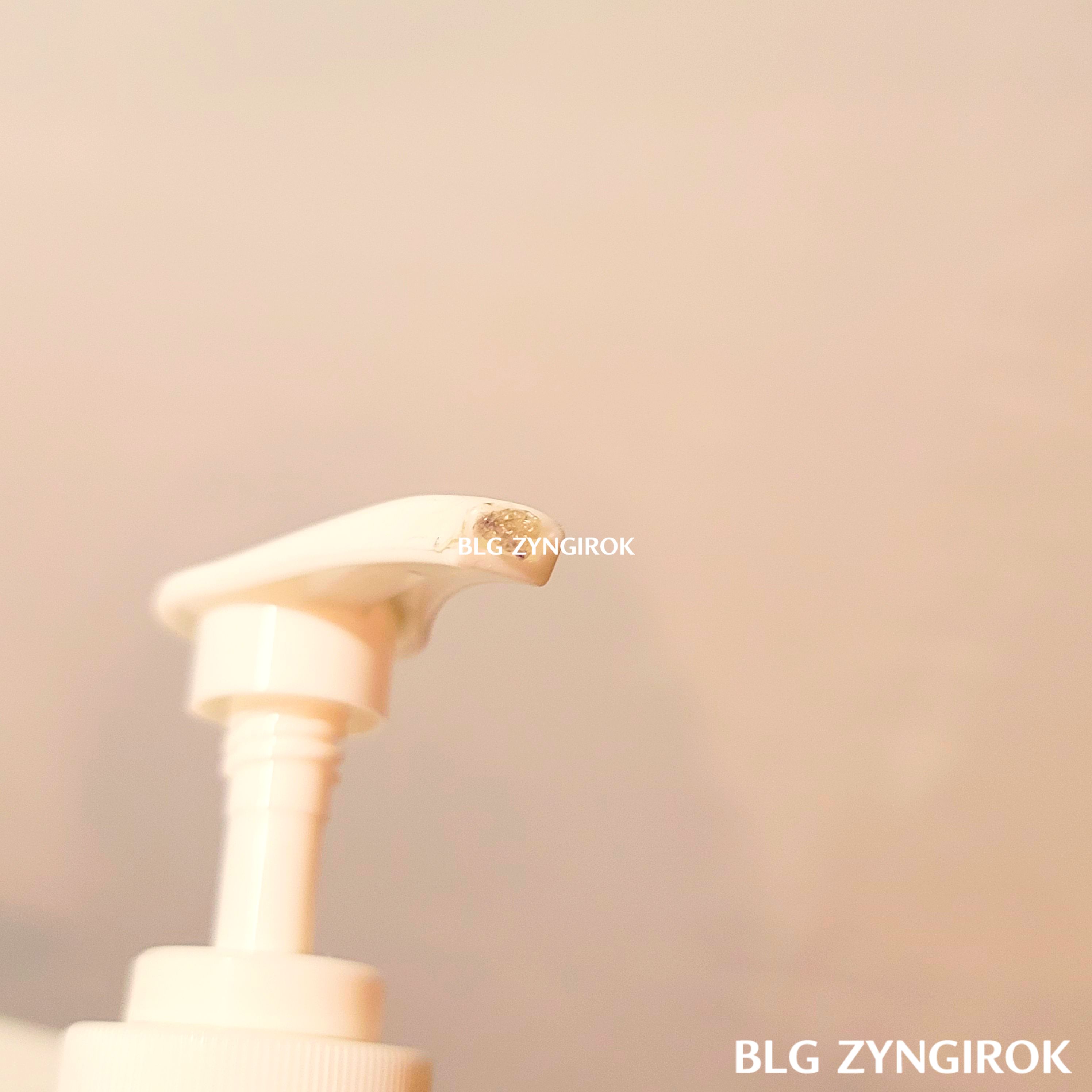 잔여물이-손소독제-펌프-구멍에-껴있다..