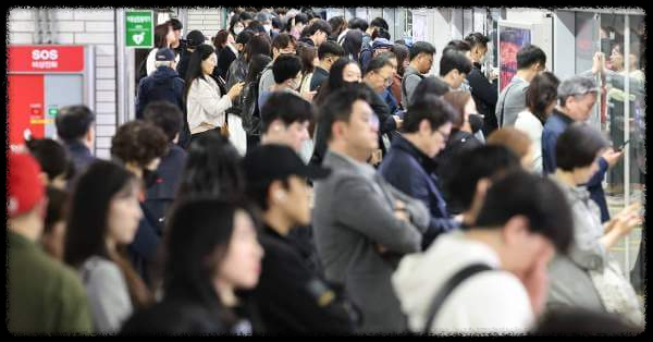 서울 지하철 출근길모습