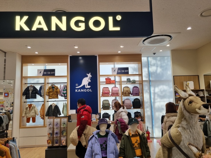 캉골-매장-안-옷과-책가방