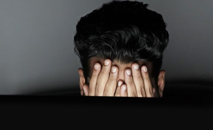 스트레스를 받는 남성 – 과로와 스트레스는 이명을 악화시킬 수 있으므로 관리가 중요합니다