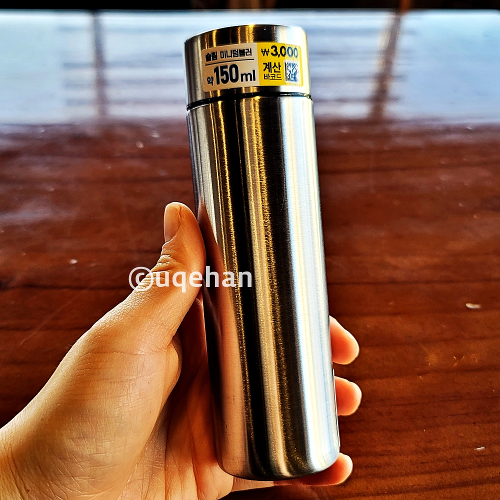 손에 다이소 슬림 미니 텀블러 가 들려있다. 작은 사이즈 이다.