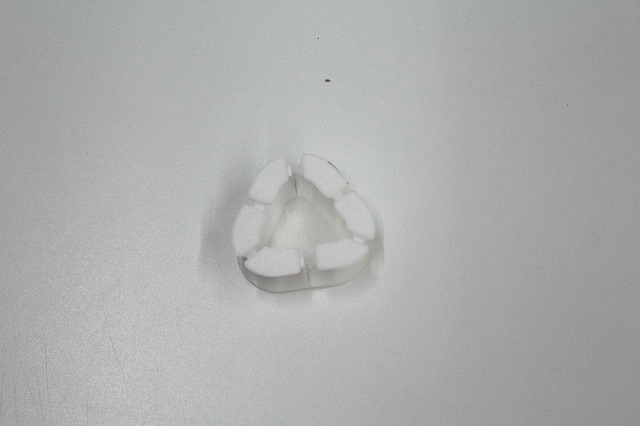 3D프린터로 출력된 흰색 이어폰 줄감개 완성품