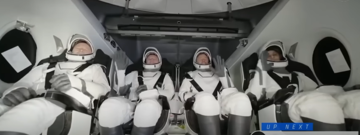 안전하게 귀환하여 환하게 웃고 있는 우주인