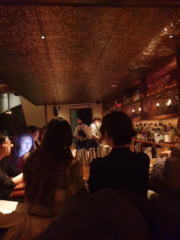 금속판에 꽃무늬 패턴을 찍어 만든 빈티지 장식 천장