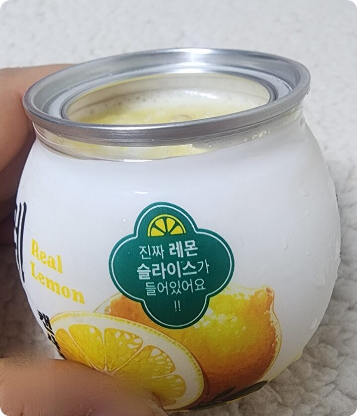 진짜 레몬 슬라이스가 들어있어요라고 적힌 캔