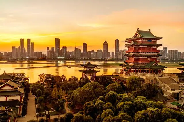 🍂 가을의 높은 누각, 천년의 문맥 — 중국 ‘등왕각’에서 만난 왕발의 혼