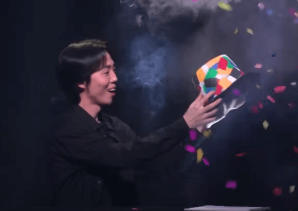 Dk 마술사가 알록달록한 모자를 들고 기뻐 하고 있다.