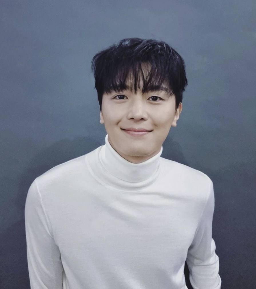 연우진-흰티