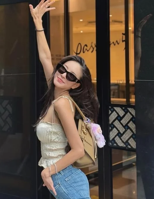 김윤지가 인스타그램에서 일상과 다이어트 근황을 공유하는 모습