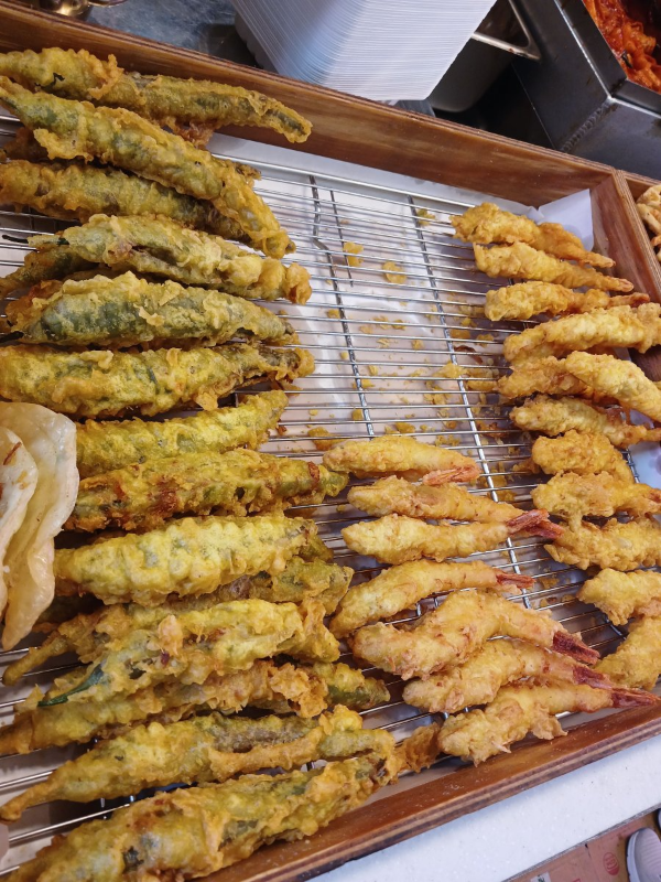 뀨네또와 튀김진열