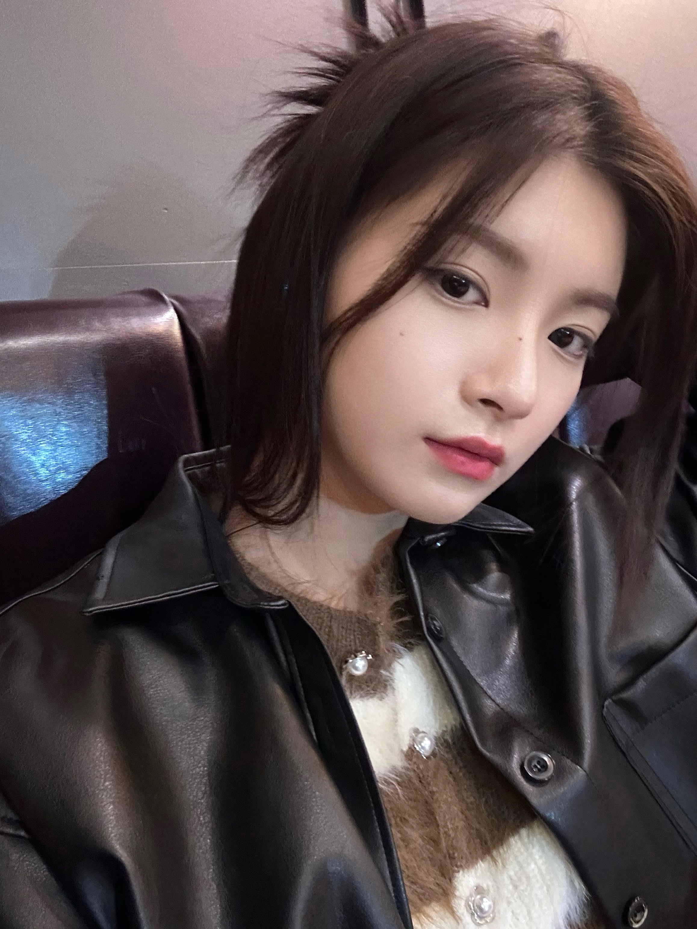 멋지게 머리를 묶은 왕이런