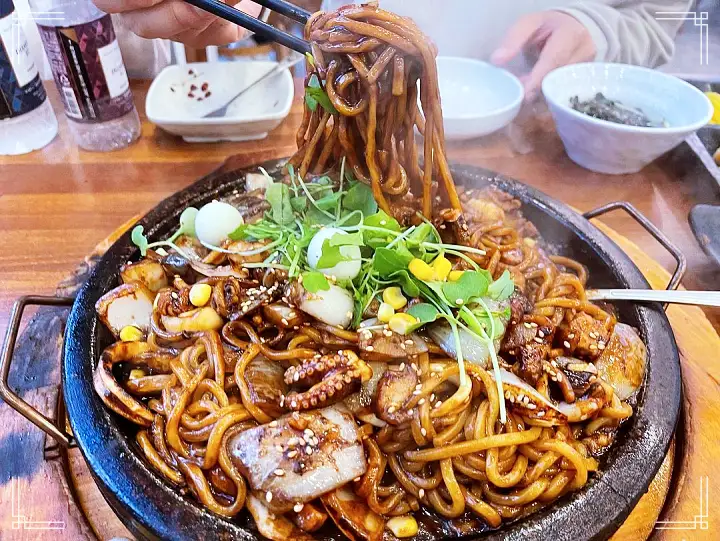 양념게장 돌짜장 돌판짜장 맛집 온천 실내데이트 코스 시몬스 침대 카페 별빛 정원 여행 가볼만한 곳 추천 생방송투데이 이천 떴다 동네방네