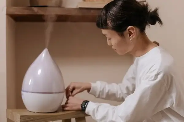 가습기를 틀고있는 여성