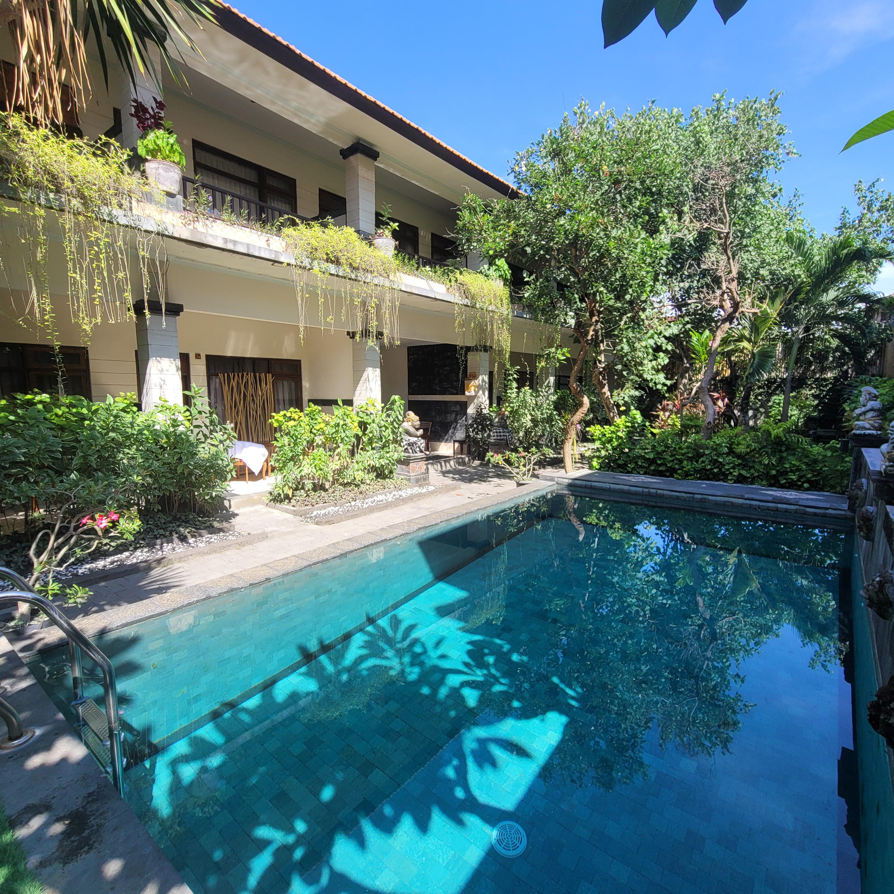 발리사누르숙소-외관-수영장