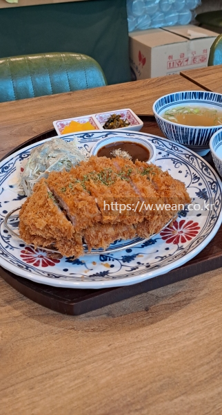 돈가스가 놓여 있어요.