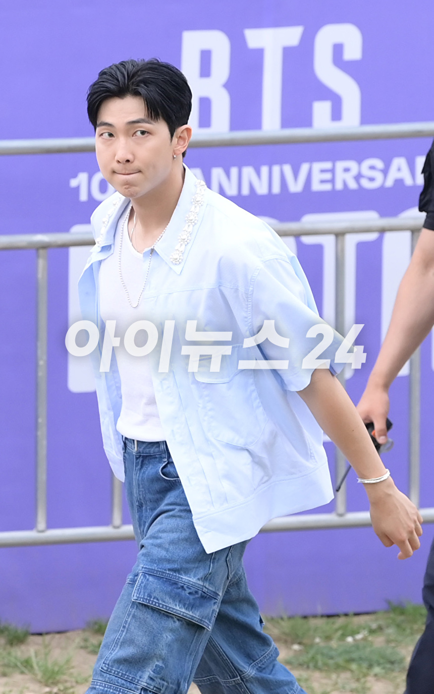 방탄소년단 RM(김남준)이 17일 서울 영등포구 여의도 한강공원에서 열린 방탄소년단 데뷔 10주년 FESTA @여의도(BTS 10th Anniversary FESTA @Yeouido)의 &#39;오후 5시 김남준 입니다&#39; 코너 진행을 마치고 퇴장하고 있다. [사진=정소희 기자]