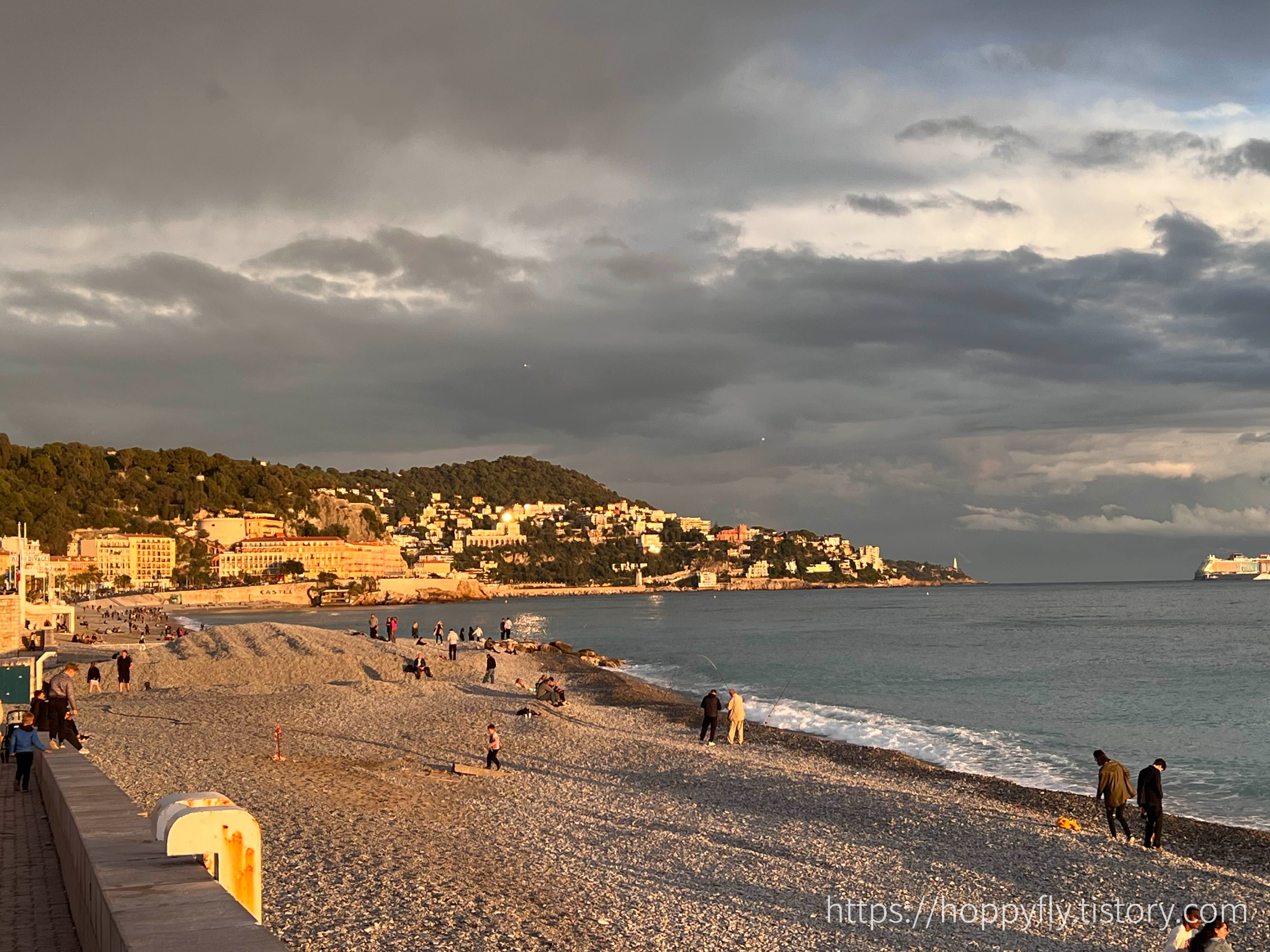 노을이 지는 시간대 시시각각 달라지는 니스 해안가 모습