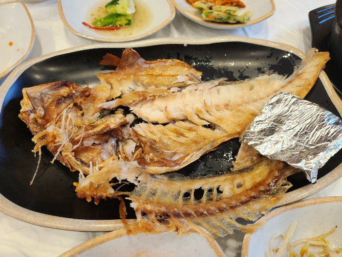 옥돔 구이의 가시를 바르고 있다
