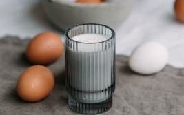 부드러운 단백질인 두유와 달걀에 대한 이미지