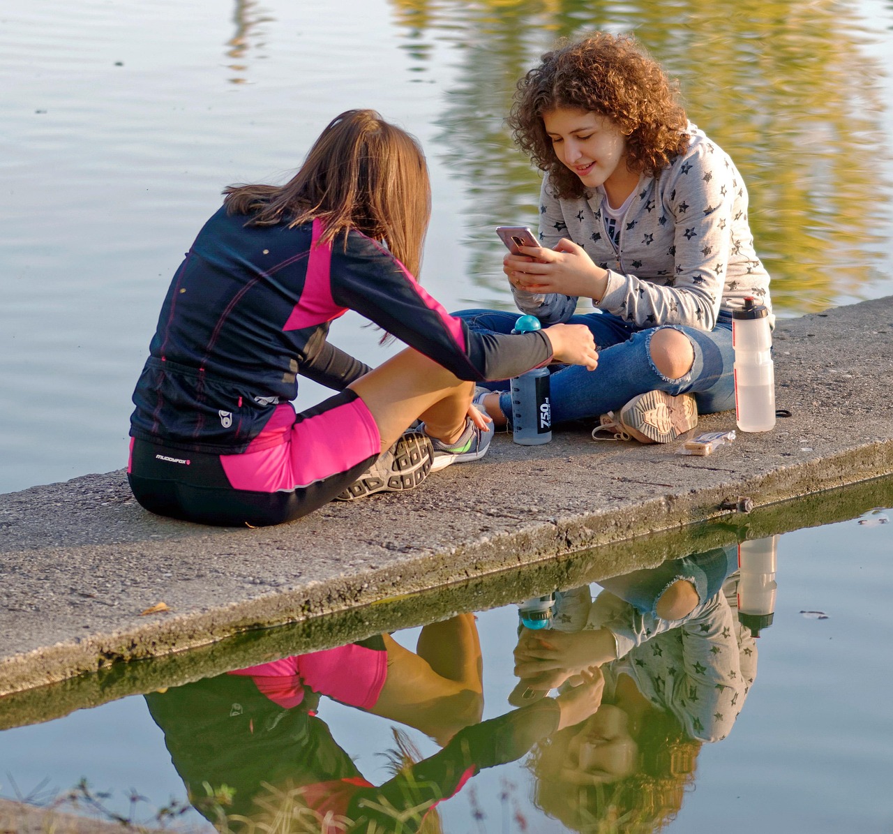 자연속에서 미소짓는 여성과 물병