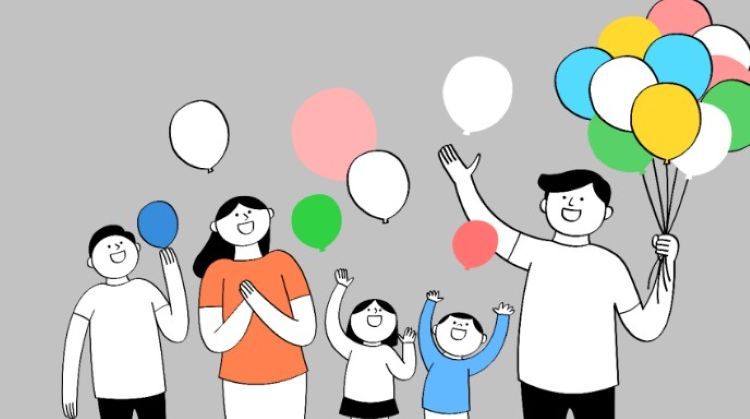 "2025 추경예산 민생지원 소비쿠폰, 정부지원 혜택을 받는 소상공인 가족이 밝게 웃으며 풍선을 들고 있는 모습"